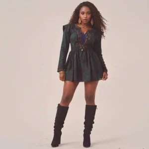 mannequin en robe courte en Tissu Africain Teint à l'Indigo "Lepi"